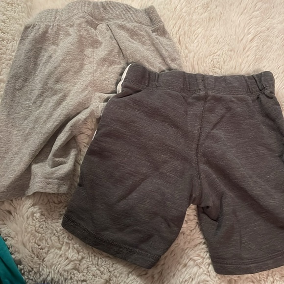 Size 5 boys shorts and shirts - Picture 6 of 13